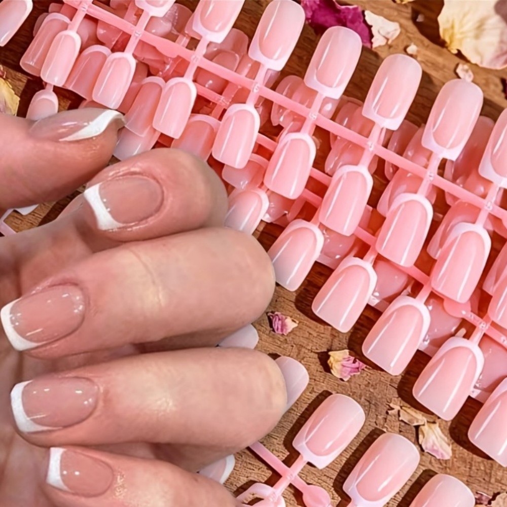 Nail Art Glossy - 120個入りショートスクエアフレンチチッププレスオンネイル、ナチュラルヌードピンクミルキーベース、光沢のあるフェイクアクリルネイルアートチップエクステンション